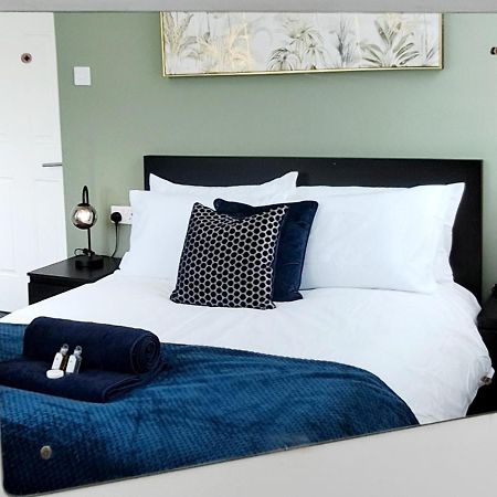 Bright 3 Bed Apartment With Terrace, Free Parking On Premises Watford  Exteriör bild