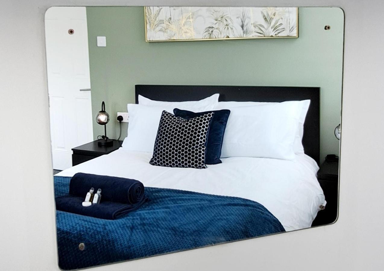 Bright 3 Bed Apartment With Terrace, Free Parking On Premises Watford  Exteriör bild