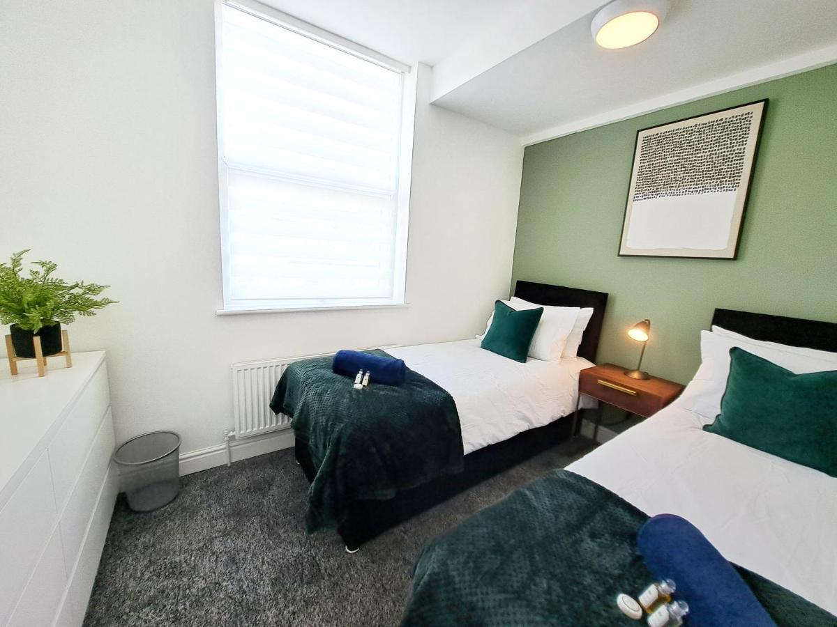 Bright 3 Bed Apartment With Terrace, Free Parking On Premises Watford  Exteriör bild