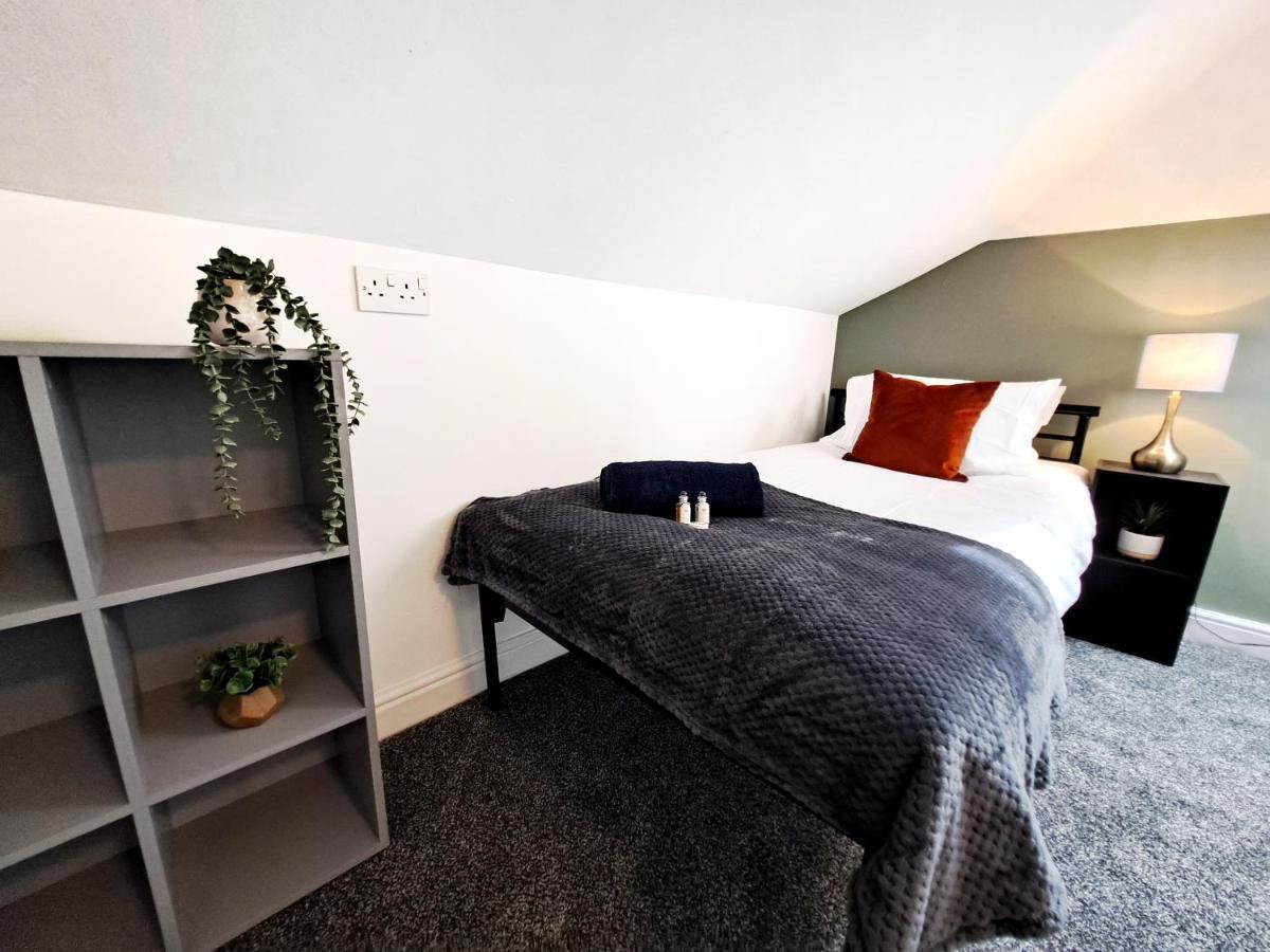 Bright 3 Bed Apartment With Terrace, Free Parking On Premises Watford  Exteriör bild