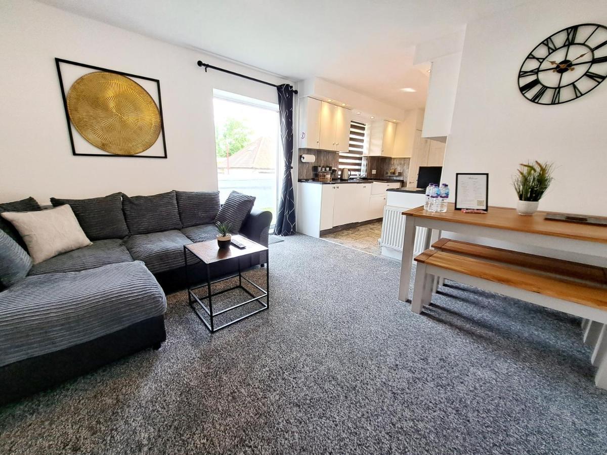 Bright 3 Bed Apartment With Terrace, Free Parking On Premises Watford  Exteriör bild