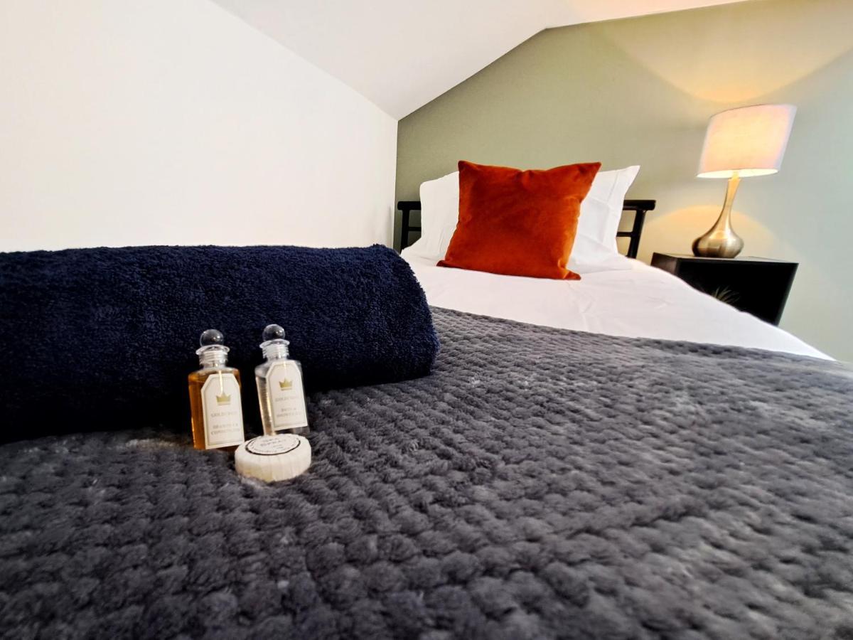 Bright 3 Bed Apartment With Terrace, Free Parking On Premises Watford  Exteriör bild