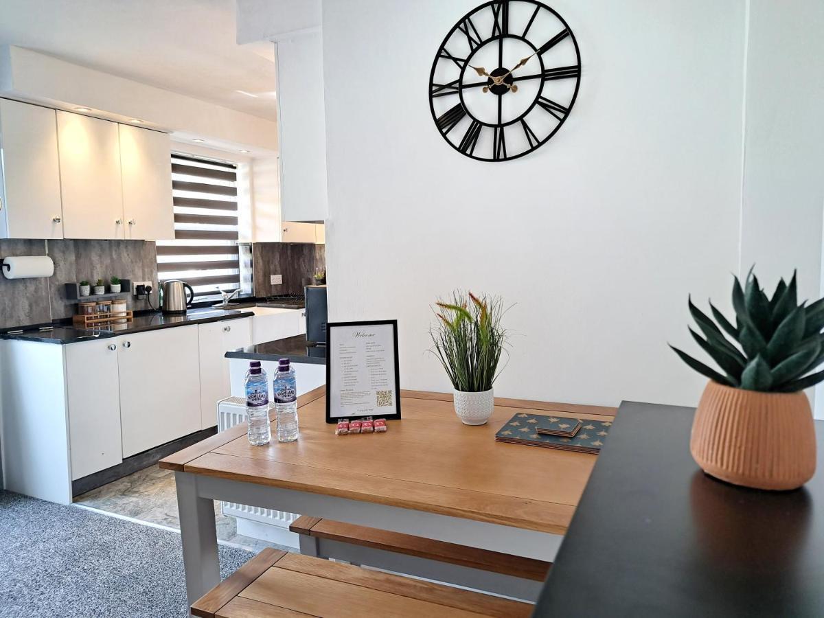 Bright 3 Bed Apartment With Terrace, Free Parking On Premises Watford  Exteriör bild