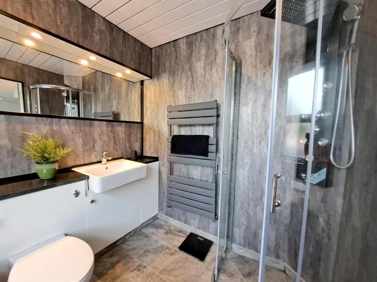 Bright 3 Bed Apartment With Terrace, Free Parking On Premises Watford  Exteriör bild