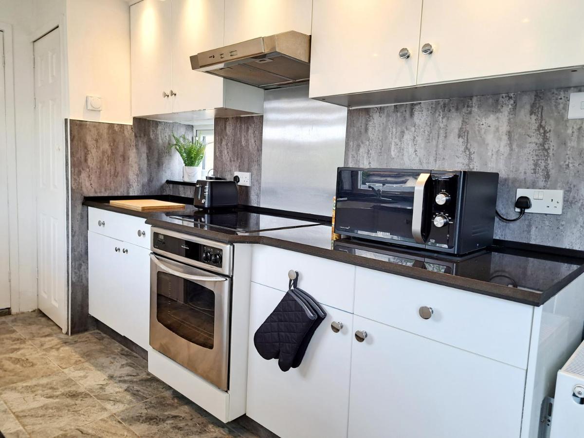 Bright 3 Bed Apartment With Terrace, Free Parking On Premises Watford  Exteriör bild