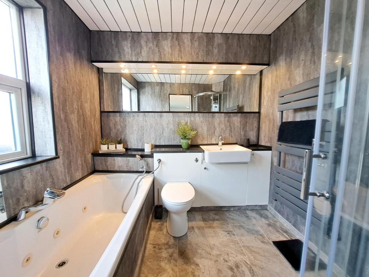 Bright 3 Bed Apartment With Terrace, Free Parking On Premises Watford  Exteriör bild