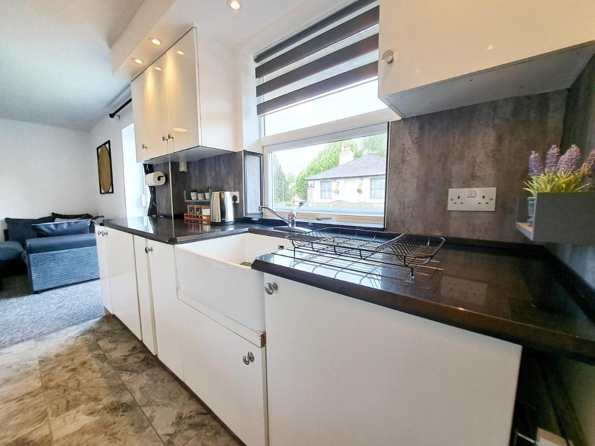 Bright 3 Bed Apartment With Terrace, Free Parking On Premises Watford  Exteriör bild