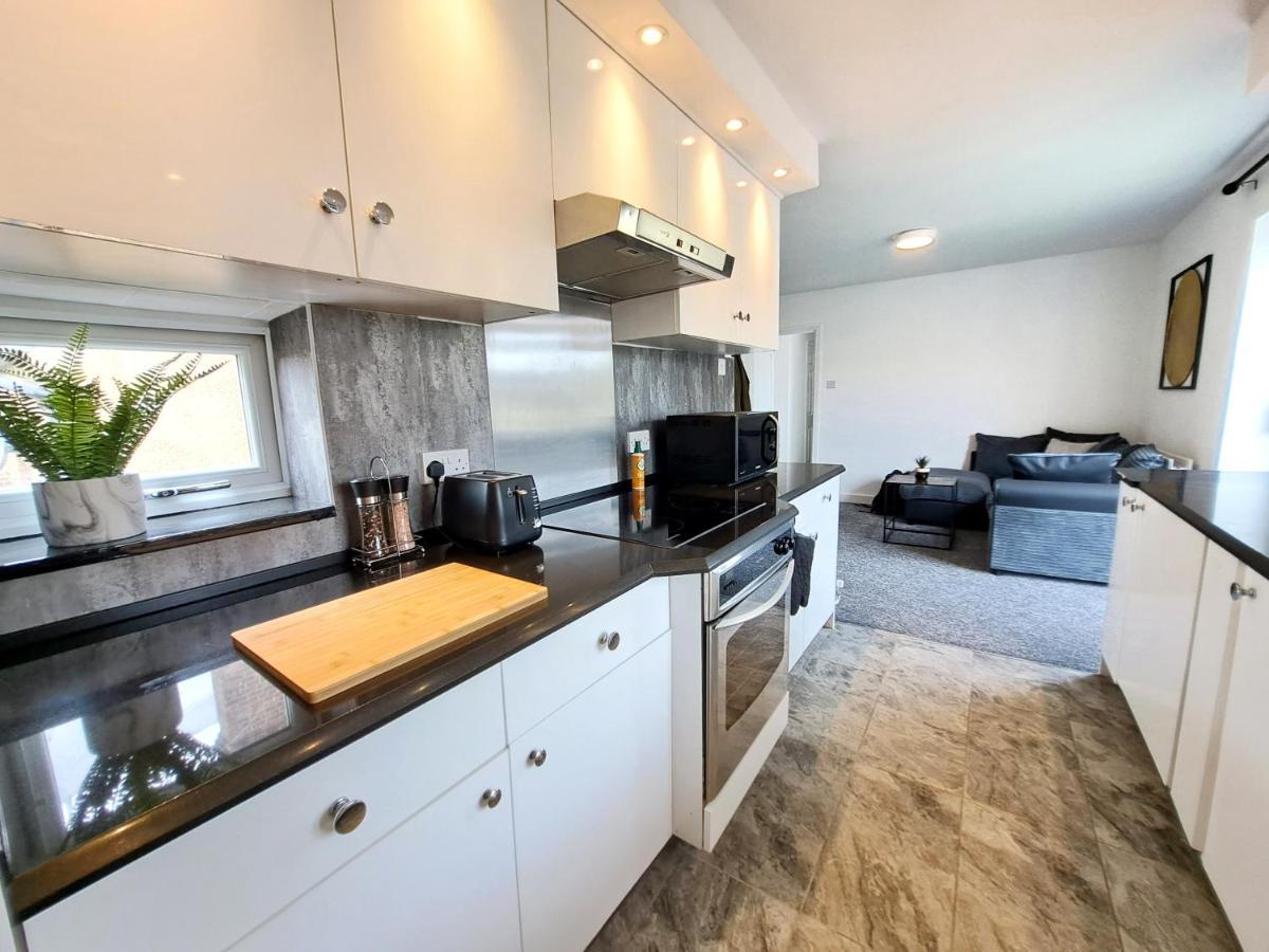 Bright 3 Bed Apartment With Terrace, Free Parking On Premises Watford  Exteriör bild